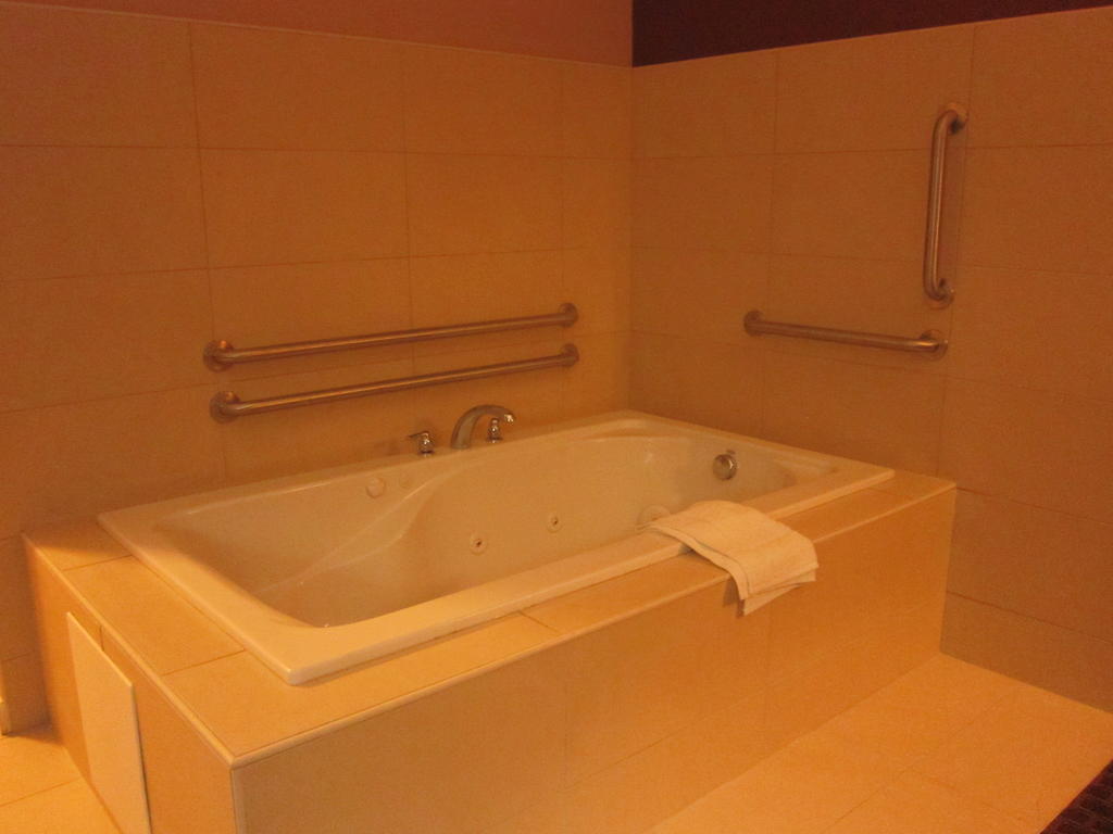 Red Carpet Inn And Suites Monmouth Junction Room photo
